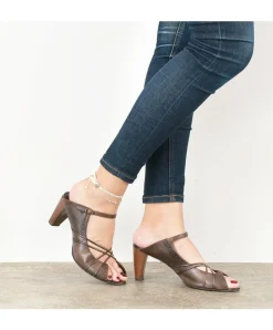 PHADUA / Wax cord single strand concho anklet